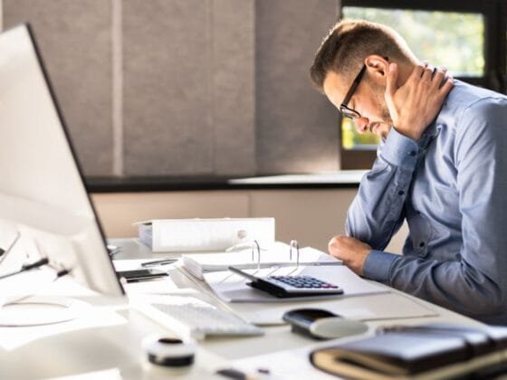 Ergonomik Tips Elak Sakit Belakang di Tempat Kerja